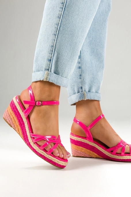 Fuksjowe sandały espadryle damskie lakierowane na kolorowym koturnie Casu U24X7-F