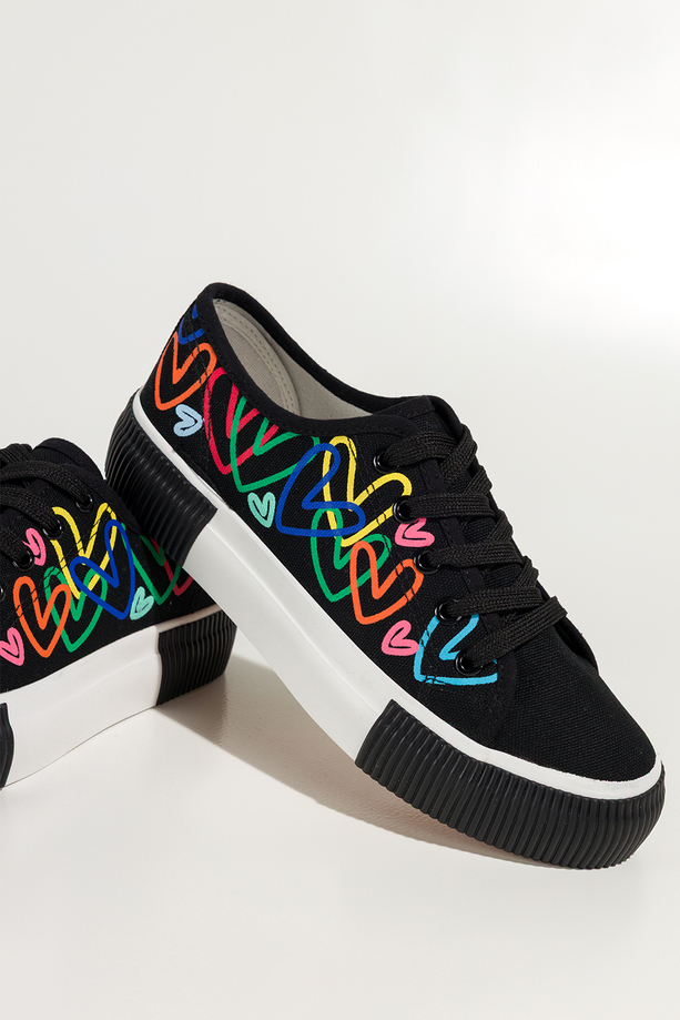 Czarne trampki damskie sneakersy z kolorowymi sercami na platformie sznurowane Carla QY853