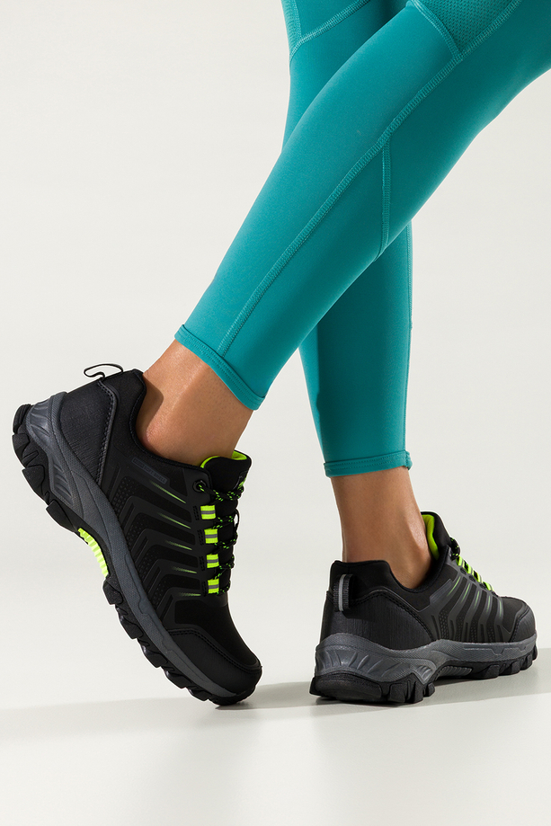 Czarne buty trekkingowe damskie buty sportowe softshell na bieżnikowanej podeszwie seledynowe wstawki sznurowane Carla EY82933-7