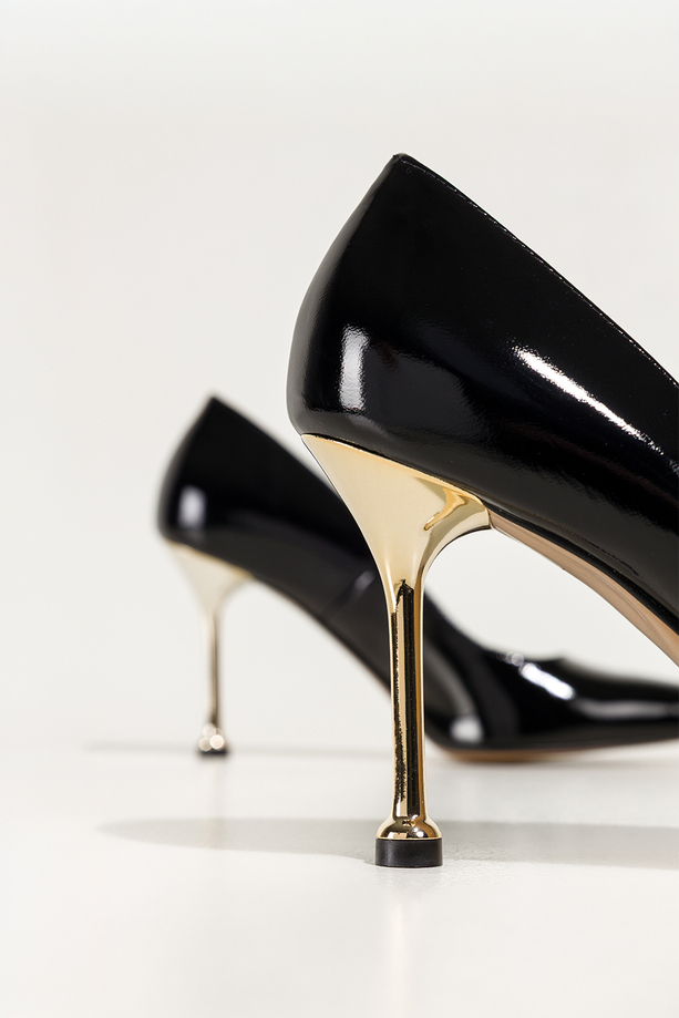 Czarne szpilki skórzane damskie lakierowane złoty obcas kieliszek PRODUKT POLSKI Casu 6934-399