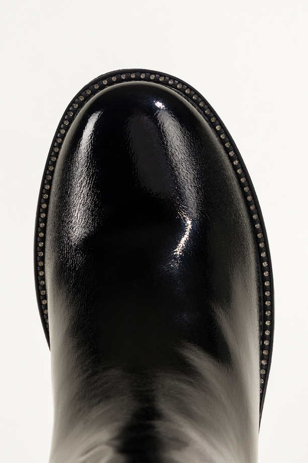 Czarne botki damskie lakierowane podeszwa z cyrkoniami bieżnikowany szeroki obcas guma w cholewce z ozdobą Casu SU679