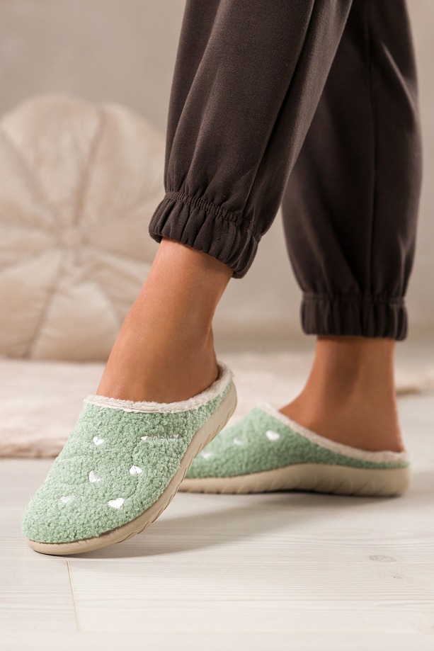 Miętowe kapcie damskie Inblu obuwie domowe z materiału typu baranek ozdobione sercami VG999966