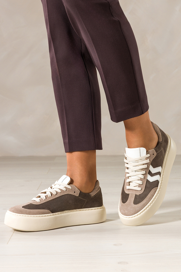 Brązowe sneakersy skórzane damskie buty sportowe na platformie z białymi i beżowymi wstawkami sznurowane PRODUKT POLSKI Casu M8763H6