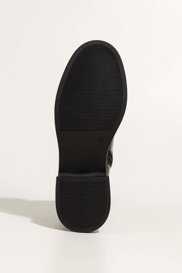 Czarne botki damskie lakierowane na szerokim klocku z kokardą i kryształkami wycięcia po bokach Casu BC24X9-B