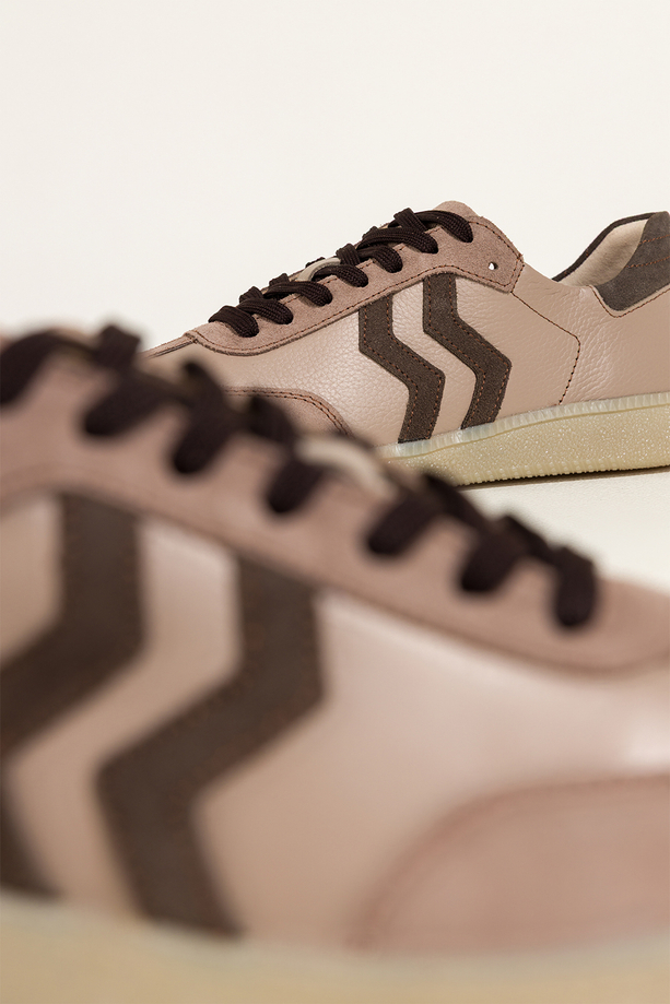 Beżowe sneakersy skórzane damskie buty sportowe na elastycznej płaskiej podeszwie z czekoladowymi wstawkami sznurowane PRODUKT POLSKI Casu M8763