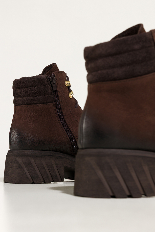 Czekoladowe botki skórzane damskie nubukowe na bieżnikowanej czekoladowej podeszwie sznurowane PRODUKT POLSKI Casu 8097