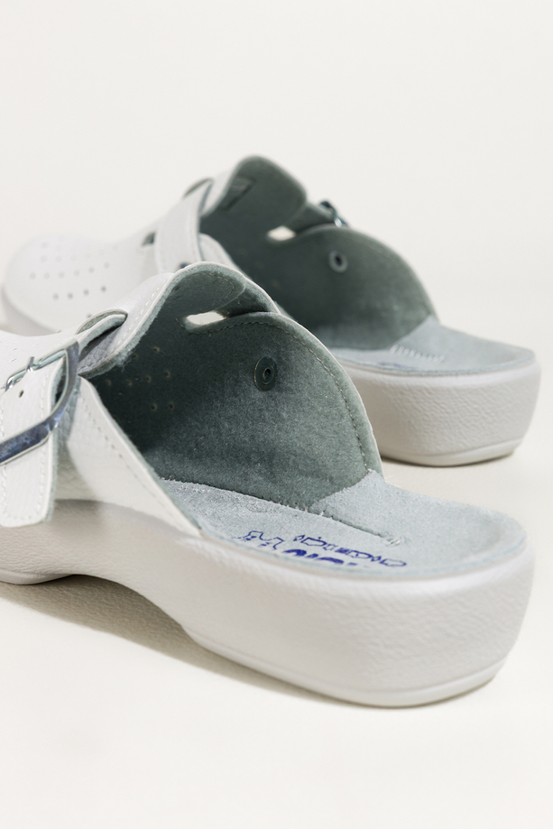 Białe klapki damskie Inblu sanitarne medyczne skórzana wkładka pasek ze srebrną klamrą ZV999998