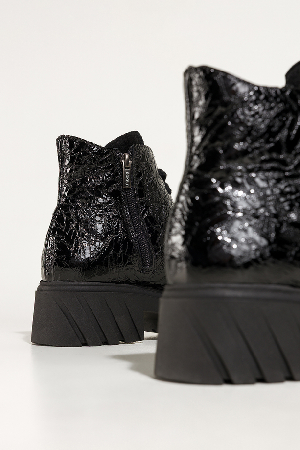 Czarne botki skórzane damskie lakierowane z wzorem bieżnikowana platforma sznurowane PRODUKT POLSKI Casu 377