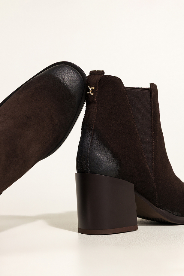 Czekoladowe botki skórzane damskie na szerokim słupku guma w cholewce ozdoba z cyrkoniami PRODUKT POLSKI Casu 8864