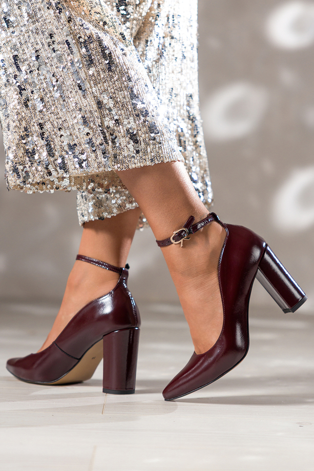 Bordowe czółenka skórzane damskie lakierowane na słupku pasek wokół kostki PRODUKT POLSKI Casu 7166-351