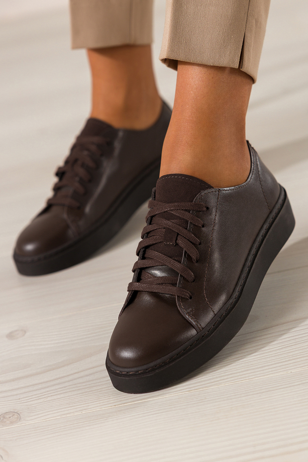 Czekoladowe trampki skórzane damskie sneakersy na platformie sznurowane PRODUKT POLSKI Casu 8855