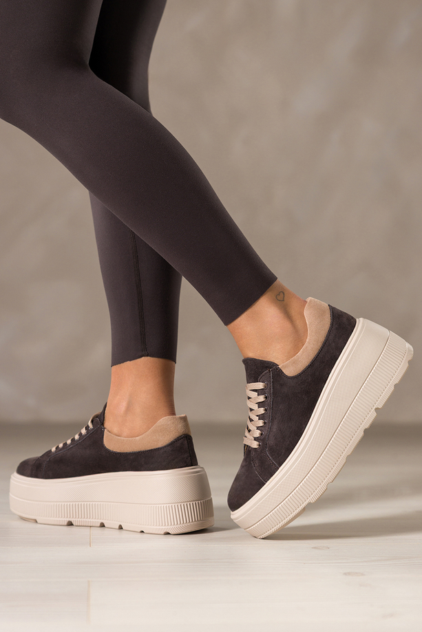 Czekoladowe sneakersy skórzane damskie buty sportowe na grubej żłobionej podeszwie beżowe wstawki sznurowane Carla TW-OC8923