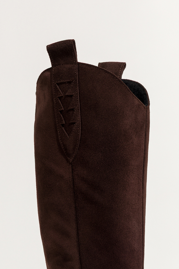 Czekoladowe kozaki skórzane damskie kowbojki zamszowe na ściętym klocku wycięta cholewka z ozdobnymi paskami PRODUKT POLSKI Casu 7000-496