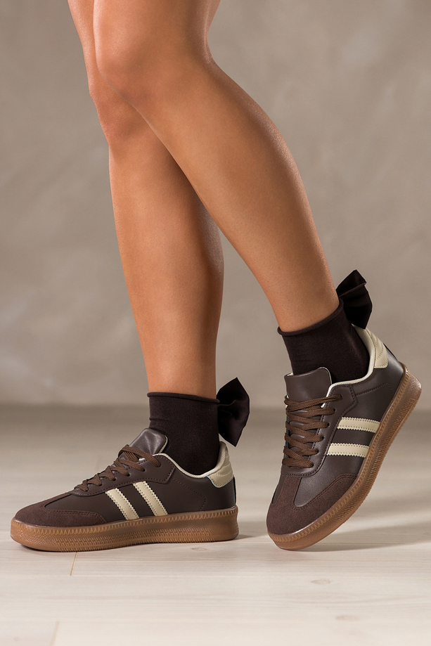 Czekoladowe sneakersy damskie buty sportowe na platformie beżowe wstawki sznurowane Casu 75985