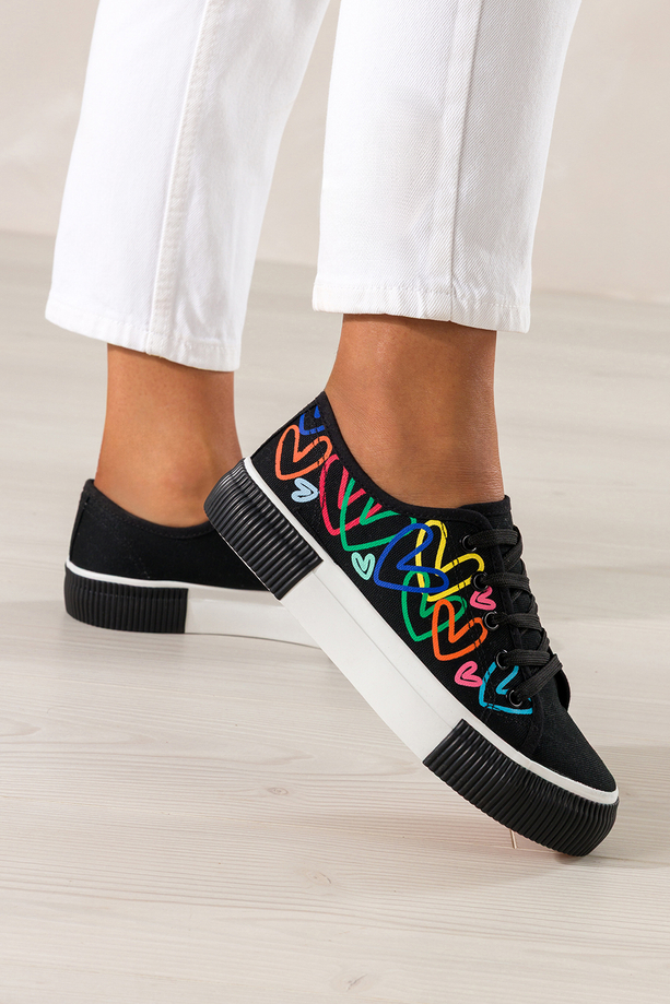 Czarne trampki damskie sneakersy z kolorowymi sercami na platformie sznurowane Carla QY853