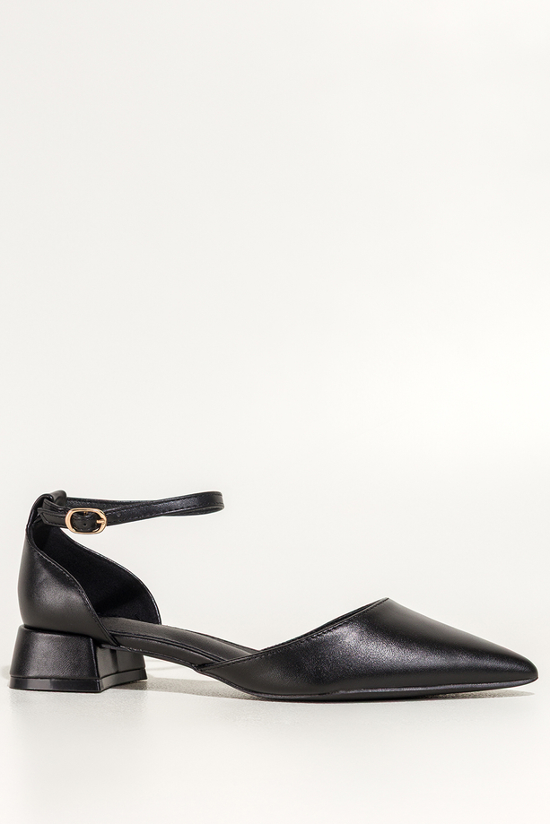 Czarne baleriny damskie na niskim obcasie zakryta pięta pasek wokół kostki Carla OV864K