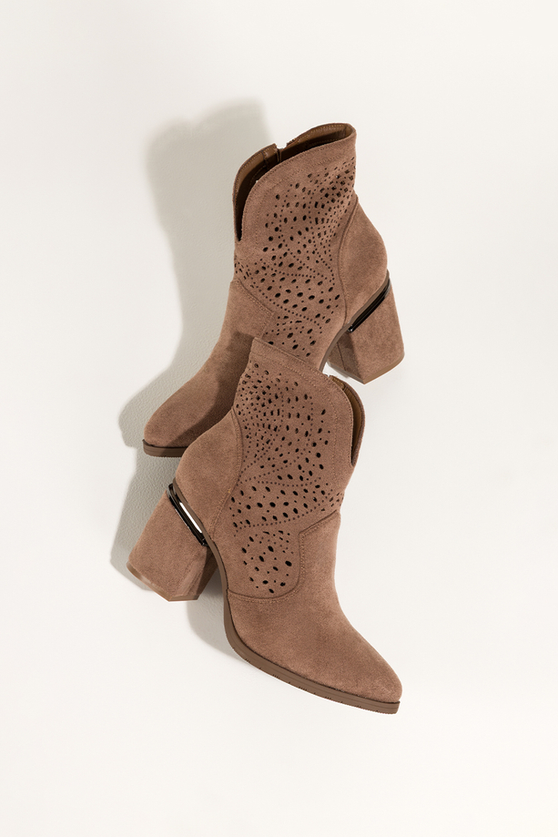 Ciemnobeżowe botki damskie ażurowe na ozdobnym słupku Carla S7678-6