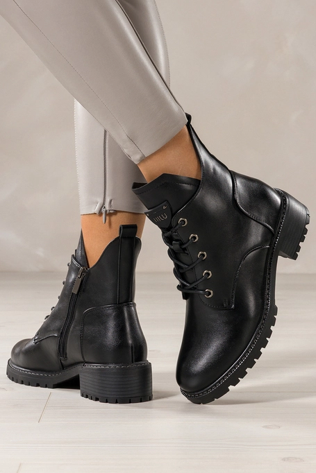 Czarne botki damskie z wyciętą cholewką na bieżnikowanej podeszwie czarna ozdoba na języku Casu CB340-8