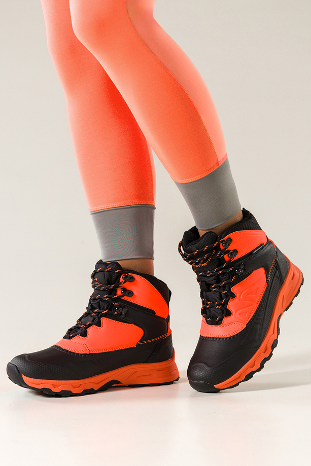 Czarne buty sportowe trekkingowe damskie wodoodporne na bieżnikowanej podeszwie sznurowane pomarańczowe wstawki Casu 7688-4D