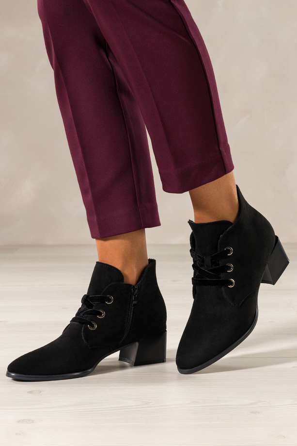 Czarne botki damskie Sergio Leone na niskim szerokim obcasie wycięta cholewka welurowe sznurówki YG779  
