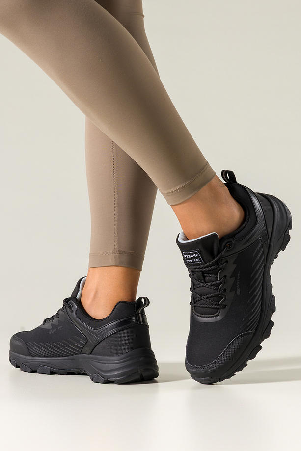 Czarne buty trekkingowe damskie buty sportowe softshell na bieżnikowanej podeszwie szare wstawki sznurowane Carla EY0976-7