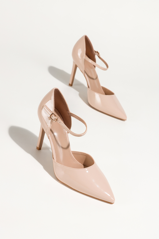 Beżowe czółenka damskie szpilki lakierowane Carla 013