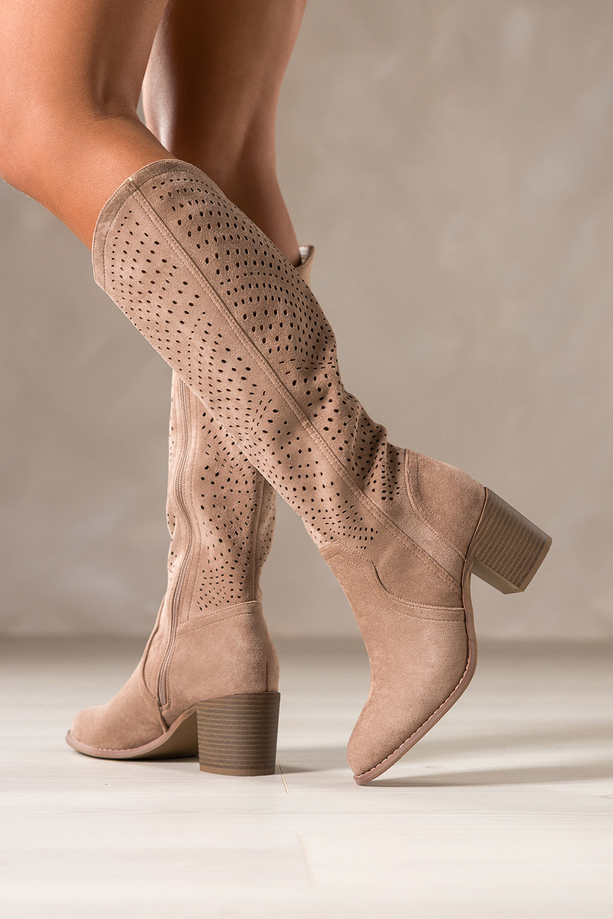 Ciemnobeżowe kozaki damskie przed kolano na słupku ażurowa cholewka Carla S748-7