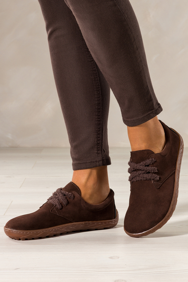 Czekoladowe buty barefoot skórzane zamszowe damskie szerokie na elastycznej płaskiej podeszwie puszyste sznurówki PRODUKT POLSKI Casu 89811