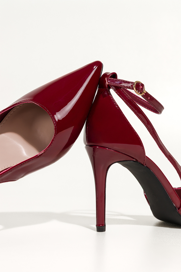 Bordowe czółenka damskie lakierowane szpilki wycięcia na cholewce pasek wokół kostki Carla 641-8