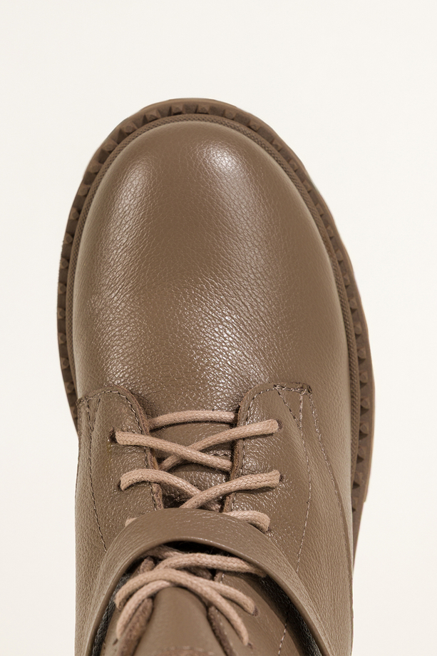 Ciemnobeżowe botki skórzane damskie workery na bieżnikowanej platformie w cholewce guma pasek ze stalową ozdobą sznurowane PRODUKT POLSKI Casu 39442