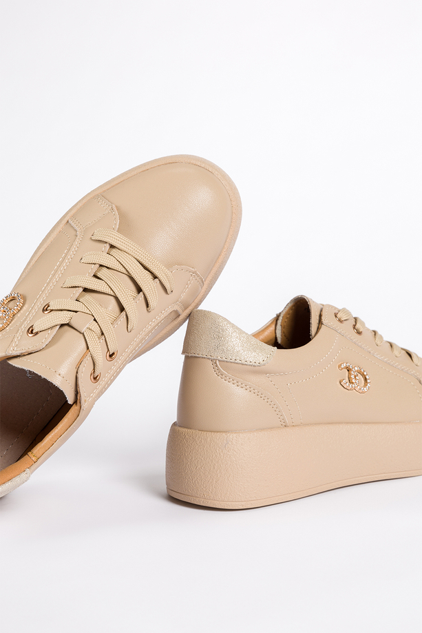 Beżowe sneakersy skórzane damskie creepersy na platformie złota ozdoba z cyrkoniami na cholewce sznurowane Carla 2339
