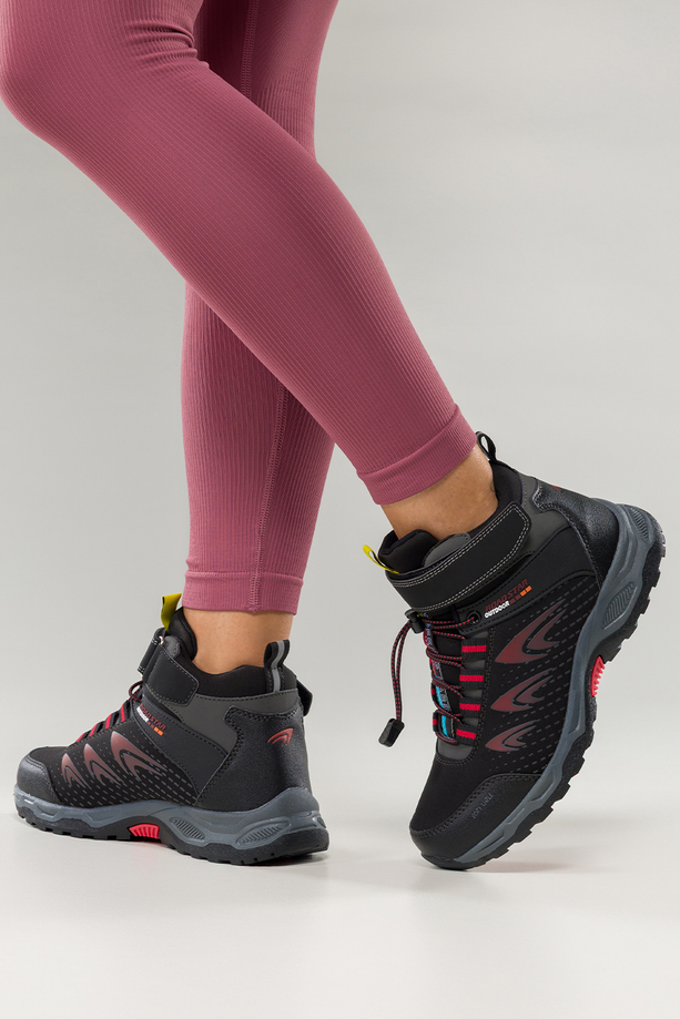 Czarne buty trekkingowe damskie na bieżnikowanej podeszwie z regulowaną elastyczną sznurówką czerwone wstawki softshell Casu 2310-3W