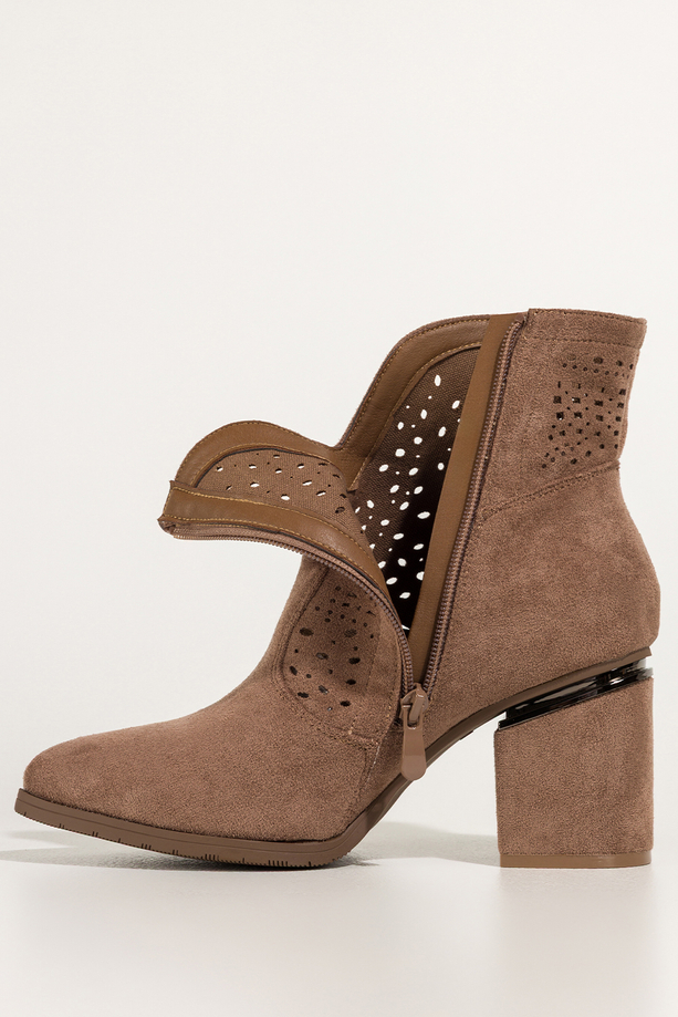 Ciemnobeżowe botki damskie ażurowe na ozdobnym słupku Carla S7678-6