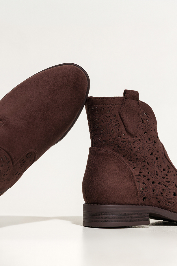 Czekoladowe botki damskie płaskie ażurowa cholewka Carla S7476-3