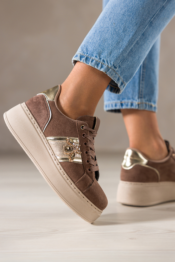 Brązowe sneakersy damskie buty sportowe na beżowej platformie złote dodatki owad z kryształkami sznurowane Carla X6067