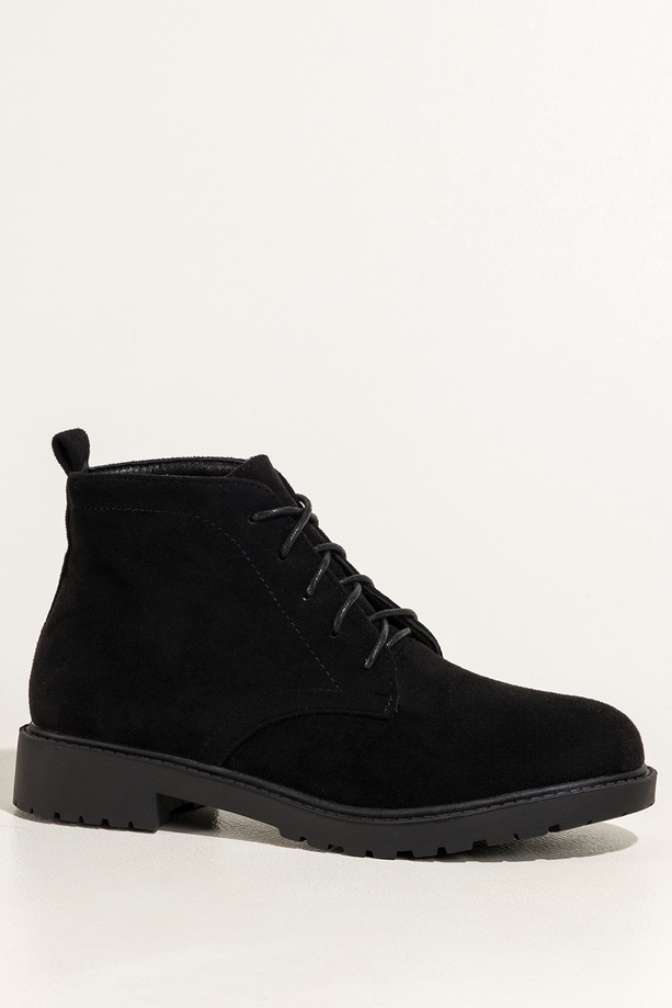 Czarne botki damskie na żłobionej podeszwie sznurowane Casu 8998-8