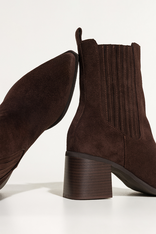 Czekoladowe botki skórzane damskie na szerokim obcasie elastyczne gumy w cholewce PRODUKT POLSKI Casu 6980-496