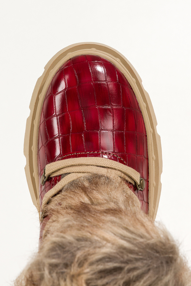 Czerwone botki śniegowce damskie trapery na bieżnikowanej platformie wykończone futerkiem krokodyli wzór sznurowane Carla TW-GO54