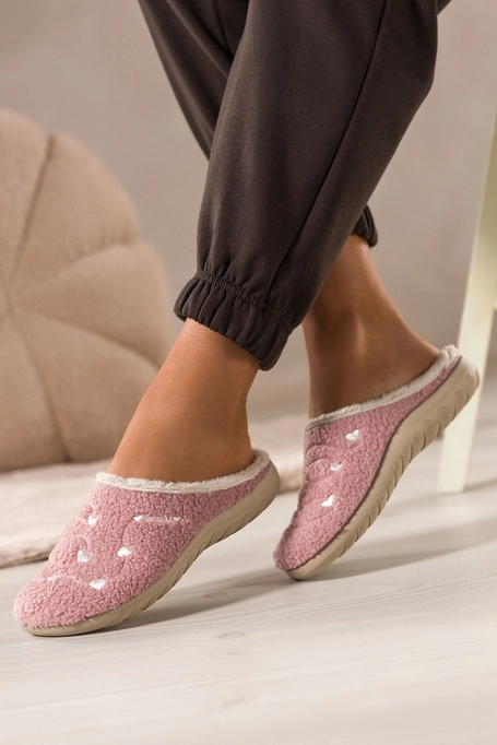 Różowe kapcie damskie Inblu obuwie domowe z materiału typu baranek ozdobione sercami VG999966