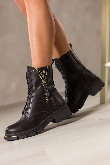 Czekoladowe botki damskie na niskim klocku cholewka z ozdobnym zamkiem złota ozdoba sznurowane Casu S7562Y