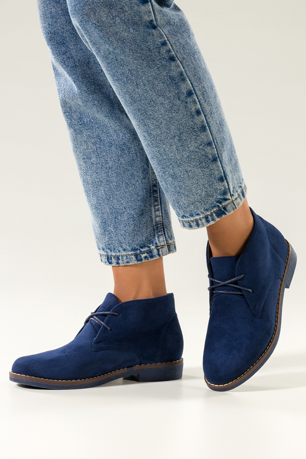 Granatowe botki damskie na płaskiej podeszwie z przeszyciami sznurowane Casu 8997-3