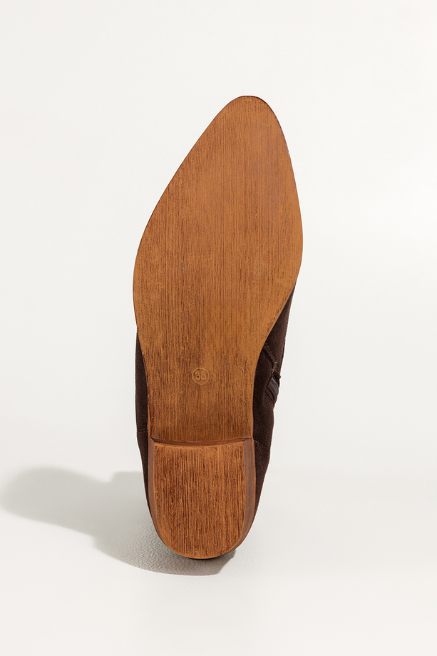 Czekoladowe botki damskie kowbojki na ściętym klocku cholewka z ozdobnymi przeszyciami skórzana wkładka Carla XBN970-11