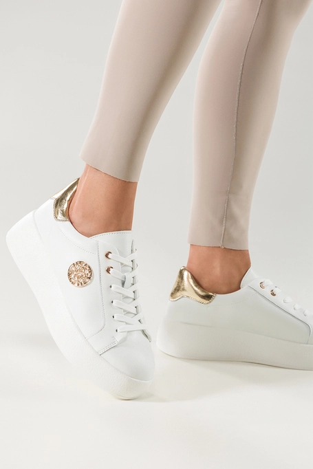 Białe sneakersy skórzane damskie creepersy na platformie złota ozdoba na cholewce sznurowane Carla 2340
