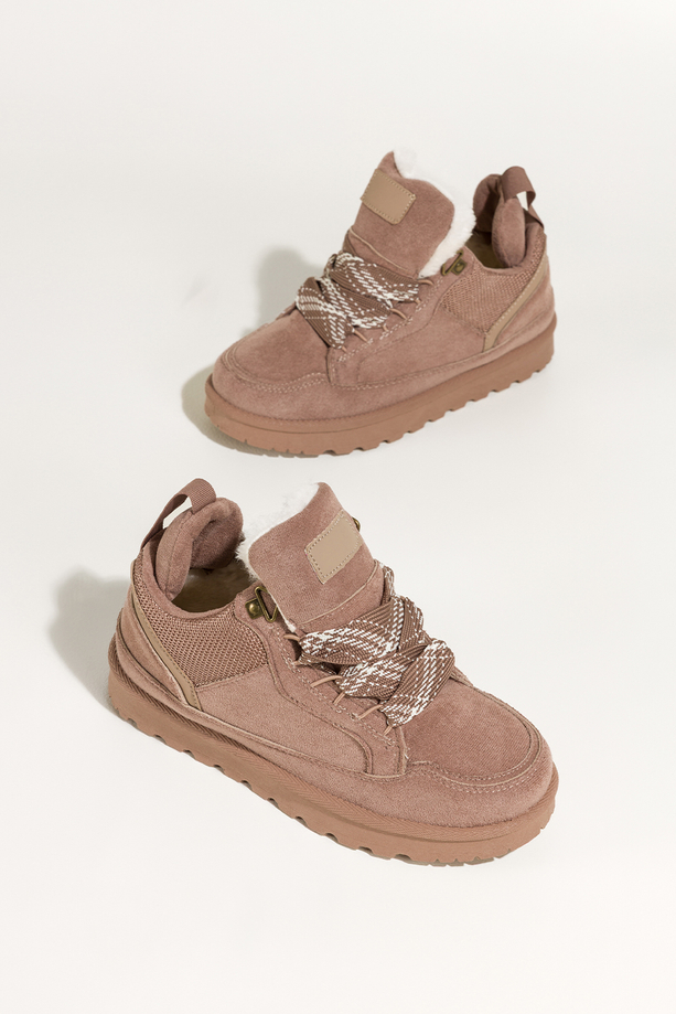 Ciemnobeżowe sneakersy damskie z futerkiem na bieżnikowanej platformie ozdobne sznurówki z wzorem Casu 22337-6