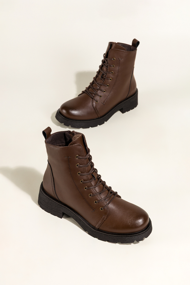 Ciemnobrązowe botki skórzane damskie Sergio Leone na bieżnikowanej platformie ozdobne przeszycia na cholewce sznurowane GI295-H