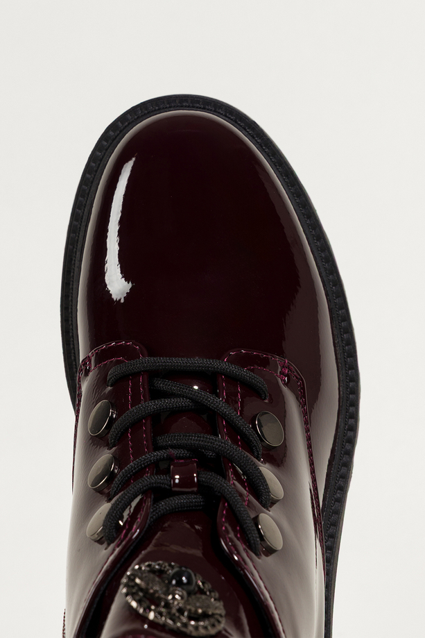 Bordowe botki damskie lakierowane na bieżnikowanej platformie ozdobny owad na języku sznurowane Casu NW2399-6