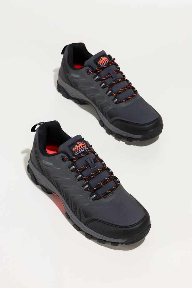 Szare buty trekkingowe damskie buty sportowe softshell na bieżnikowanej podeszwie pomarańczowe wstawki sznurowane Carla EY82933-3