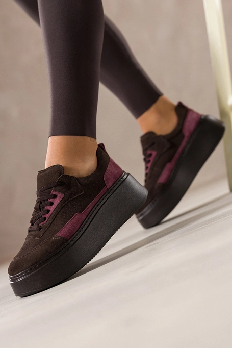 Czekoladowe sneakersy skórzane damskie buty sportowe na platformie bordowe wstawki na cholewce sznurowane PRODUKT POLSKI Casu M8734H6