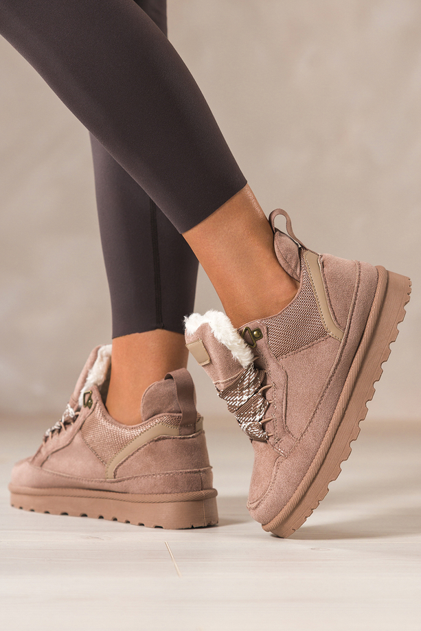 Ciemnobeżowe sneakersy damskie z futerkiem na bieżnikowanej platformie ozdobne sznurówki z wzorem Casu 22337-6