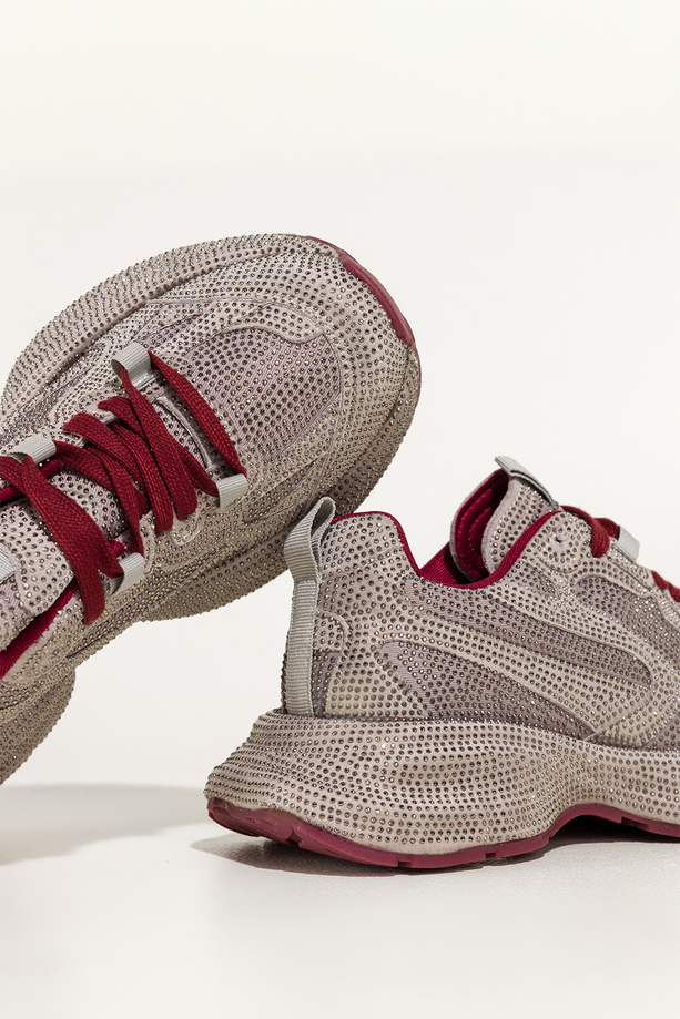 Szare sneakersy damskie buty sportowe na ozdobnej platformie błyszczące cyrkonie bordowe sznurówki Carla QP-0607-6